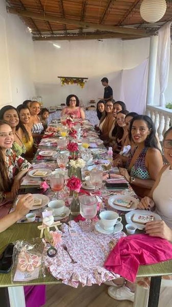 Mesa preparada con cuidado e intención